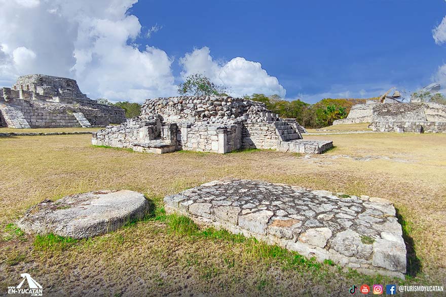 Sanctuaries, Altars and Platforms in Mayapan Mayan Ruins