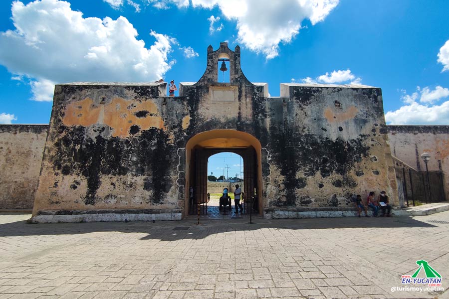 Puerta de Tierra al final de la Calle 59 de Campeche