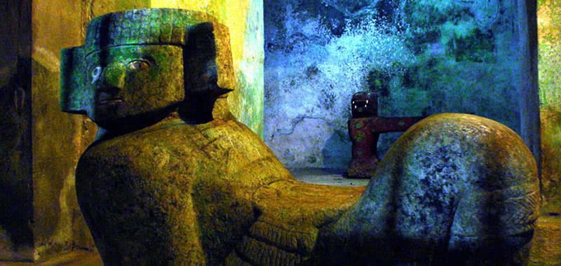 El Jaguar y Chacmool en el interior del castillo de Kukulcan