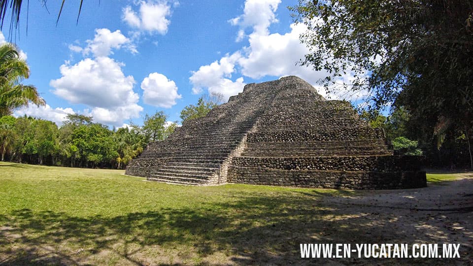 Ruinas Mayas de Chachoben en la Costa Maya
