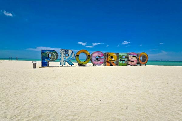 Letras Monumentales de Progreso cerca del Poseidón