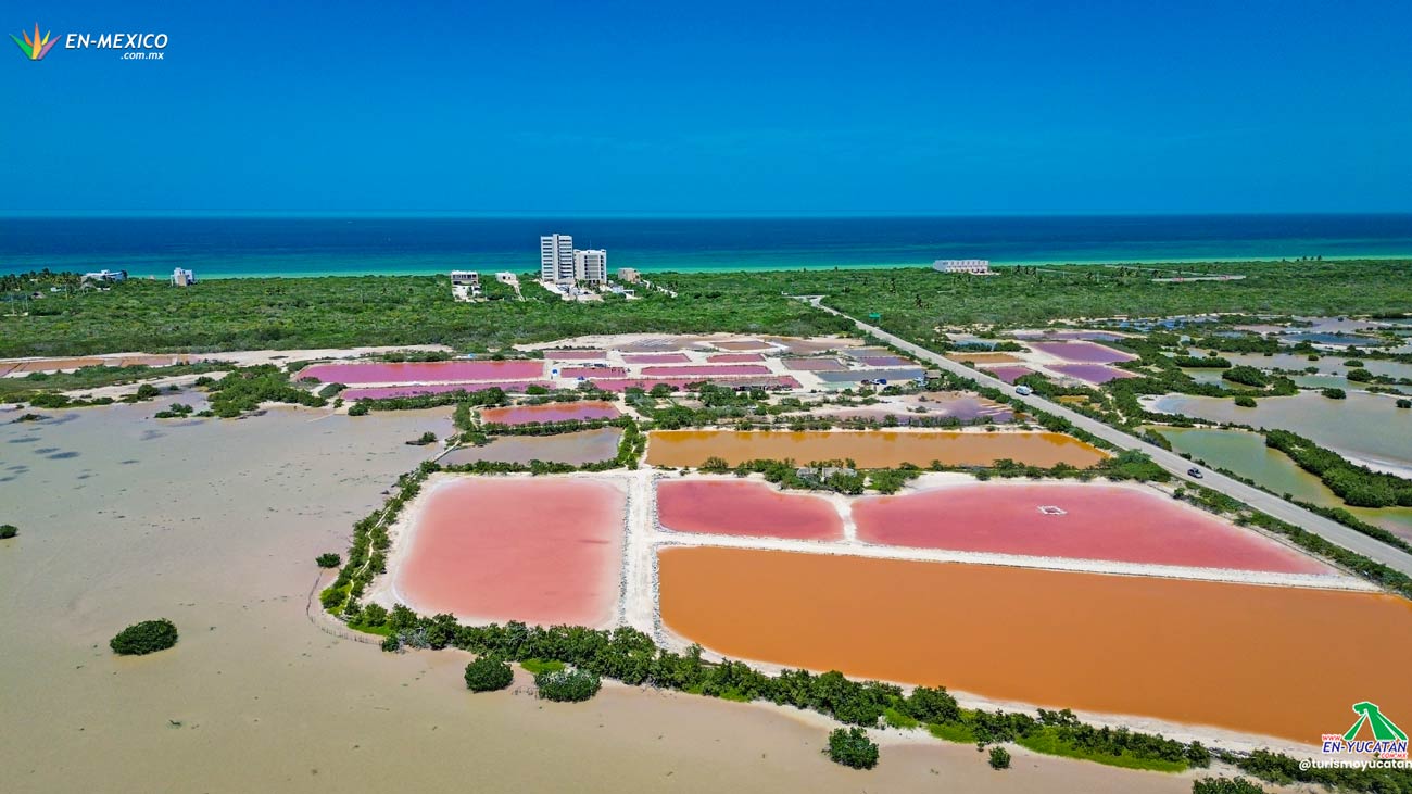 Vista panorámica de las aguas rosas en las Salineras de Xtampú, Yucatán