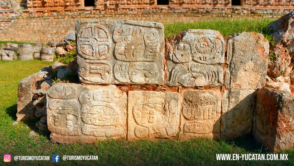 Glifos en las Ruinas Mayas de Kabah, Uxmal, Ruta Puuc