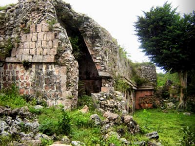 Ruinas Mayas de Chacmultun en Tekax