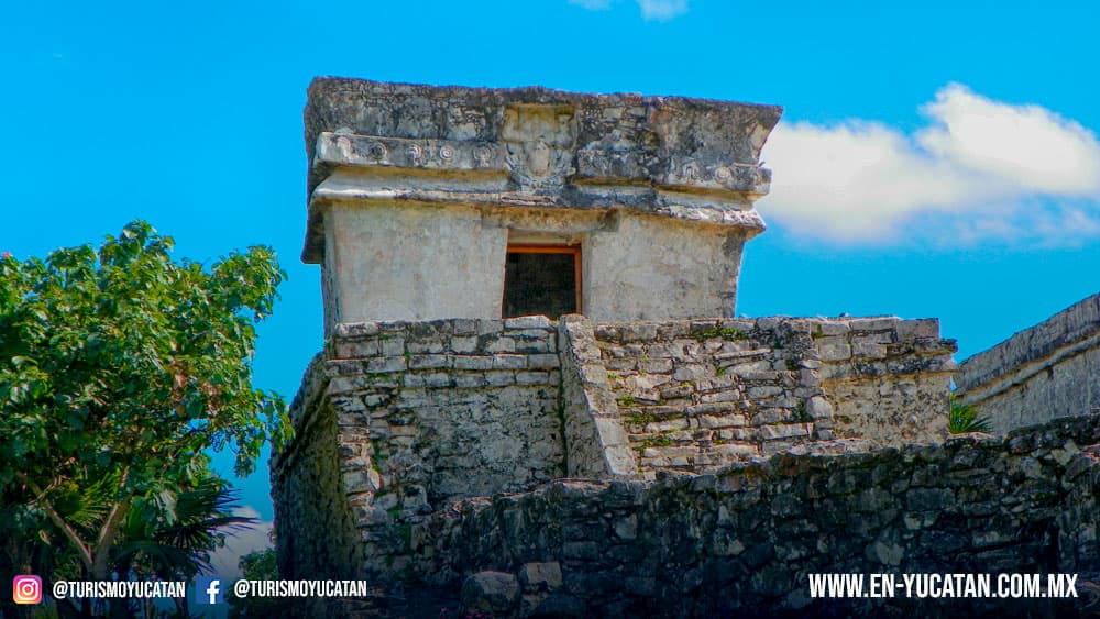 Templo del Dios Descendente, tulum ruinas maya, Sitio Arqueológico de Tulum, Tulum Riviera Maya