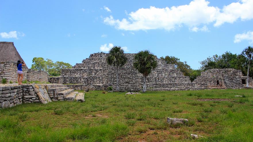 la gran plataforma y la piramide de los mascarones xcambo, yucatan