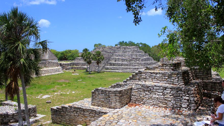 la piramide de la cruz, xcambo, yucatan